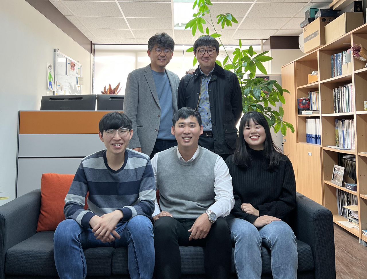 뒷줄 왼쪽부터 김욱, 김은하 교수, 앞줄 왼쪽부터 노준기, 이왕희, 양예영