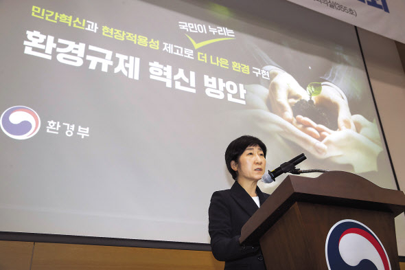 한화진 환경부 장관이 28일 정부세종청사에서 ‘환경규제 혁신 성과보고회’를 열고 “국민에게 더 나은 환경을 제공하기 위해서 환경규제의 품질을 지속적으로 제고해 나갈 것”이라고 밝혔다. 한 장관은 “국내외 전문가 및 이해관계자와 규제혁신 방향을 공유하고 충분히 논의하면서 환경규제 혁신을 추진하겠다”라고 말했다. [환경부 제공]