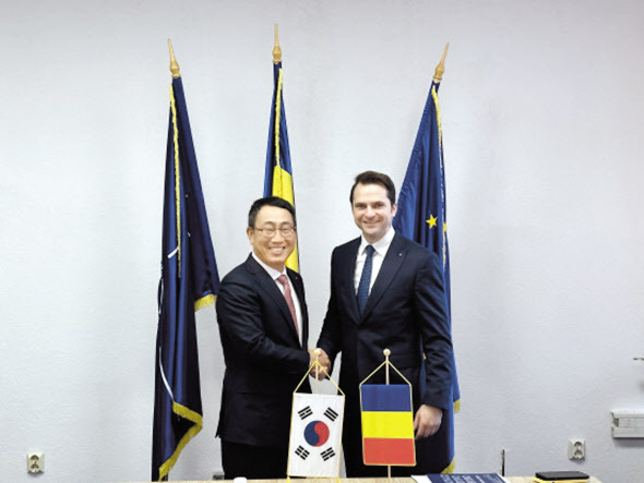 유영상(왼쪽) SK텔레콤 최고경영자(CEO)와 세바스티안-이오안 부르두자 루마니아 연구혁신디지털부 장관이 ICT 분야 협력 방안에 대해 논의한 후 기념 사진을 찍고 있다. 유 CEO는 이 자리에서 ‘2030부산세계박람회’ 유치를 위한 루마니아 정부의 지지를 부탁했다. [SK텔레콤 제공]