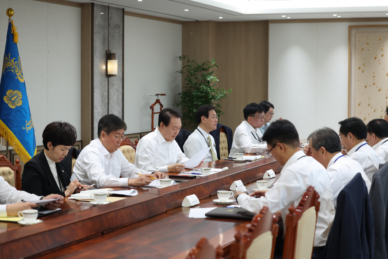 윤석열 대통령이 28일 오전 서울 용산 대통령실 청사에서 수석비서관회의를 주재하고 있다. [연합]