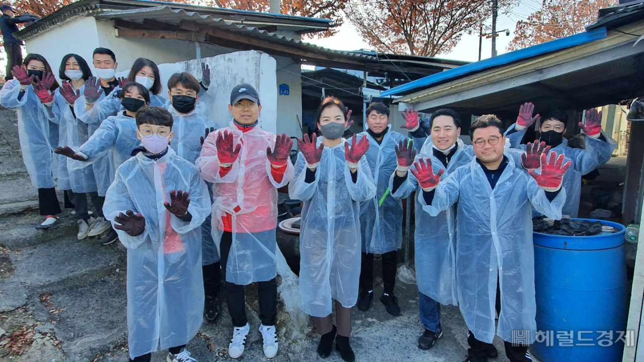 광주북구풋살연맹(회장 김용수)과 광주지역 CEO풋살클럽 FC로얄유니콘스(부회장 차인·김상우)가 연말 소외계층을 위해 사랑의연탄 나눔 행사를 개최했다. 서인주 기자