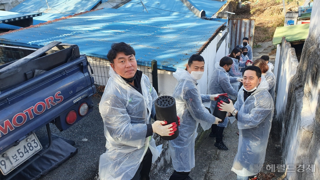 회원들은 난방비 마련에 어려움을 겪는 소외계층 사연을 전해듣고 십시일반 팔을 걷어부쳤다. 서인주 기자