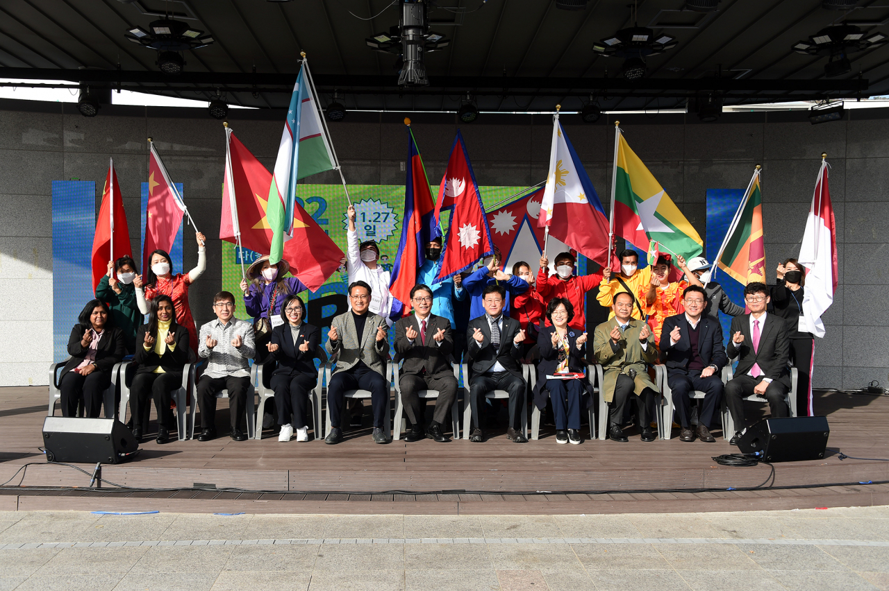 지난 27일 김해시 동상동 분성광장에서 김해시 외국인주민 다(多)어울림 축제가 진행되고 있다. [사진=김해시]