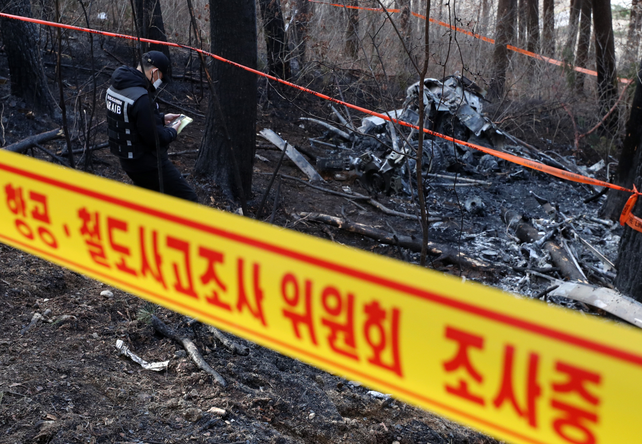 헬기 추락 사고 발생 이틀째인 28일 오전 강원 양양군 현북면 어성전리에서 국토교통부 항공·철도사고조사위원회 관계자들이 사고 현장을 조사하고 있다. [연합]