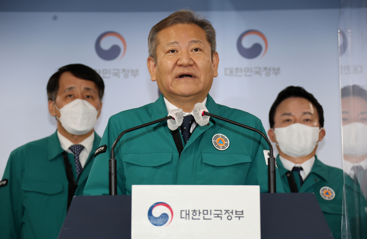 이상민 행정안전부 장관이 28일 정부서울청사 브리핑실에서 화물연대 집단운송거부에 따른 중대본 구성과 운영 부처별 대응 상황 및 향후 대응 방안 등을 발표하고 있다. [연합]