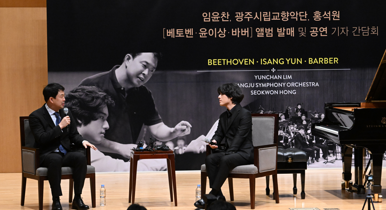 Conductor Hong Seok-won (left) and pianist Lim Yun-chan talk during a press conference held Monday at Kumho Art Hall Yonsei. (Im Se-jun/The Korea Herald)