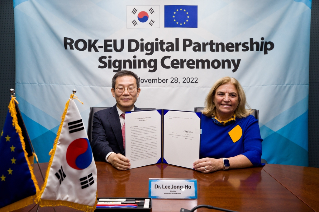 과학기술정보통신부는 28일 이종호 과기정통부 장관과 EU 티에리 브르통 내수시장 집행위원이 영상회의를 열어 '한-EU 디지털 파트너십'에 서명했다고 밝혔다. 이 장관이 파트너십 서명 후 기념 촬영을 하고 있다. [과학기술정보통신부 제공]