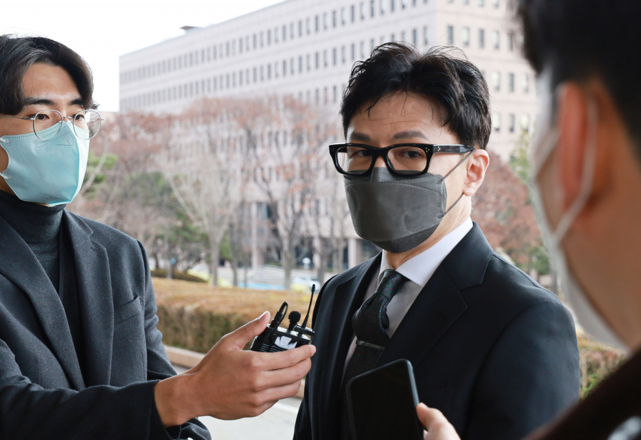 한동훈 법무부 장관이 28일 오전 정부과천청사 법무부로 출근하며 취재진 질문에 답하고 있다. 연합뉴스