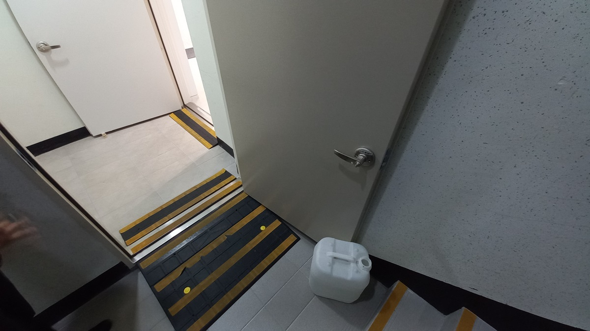 방화문 고무매트고정으로 상시 개방