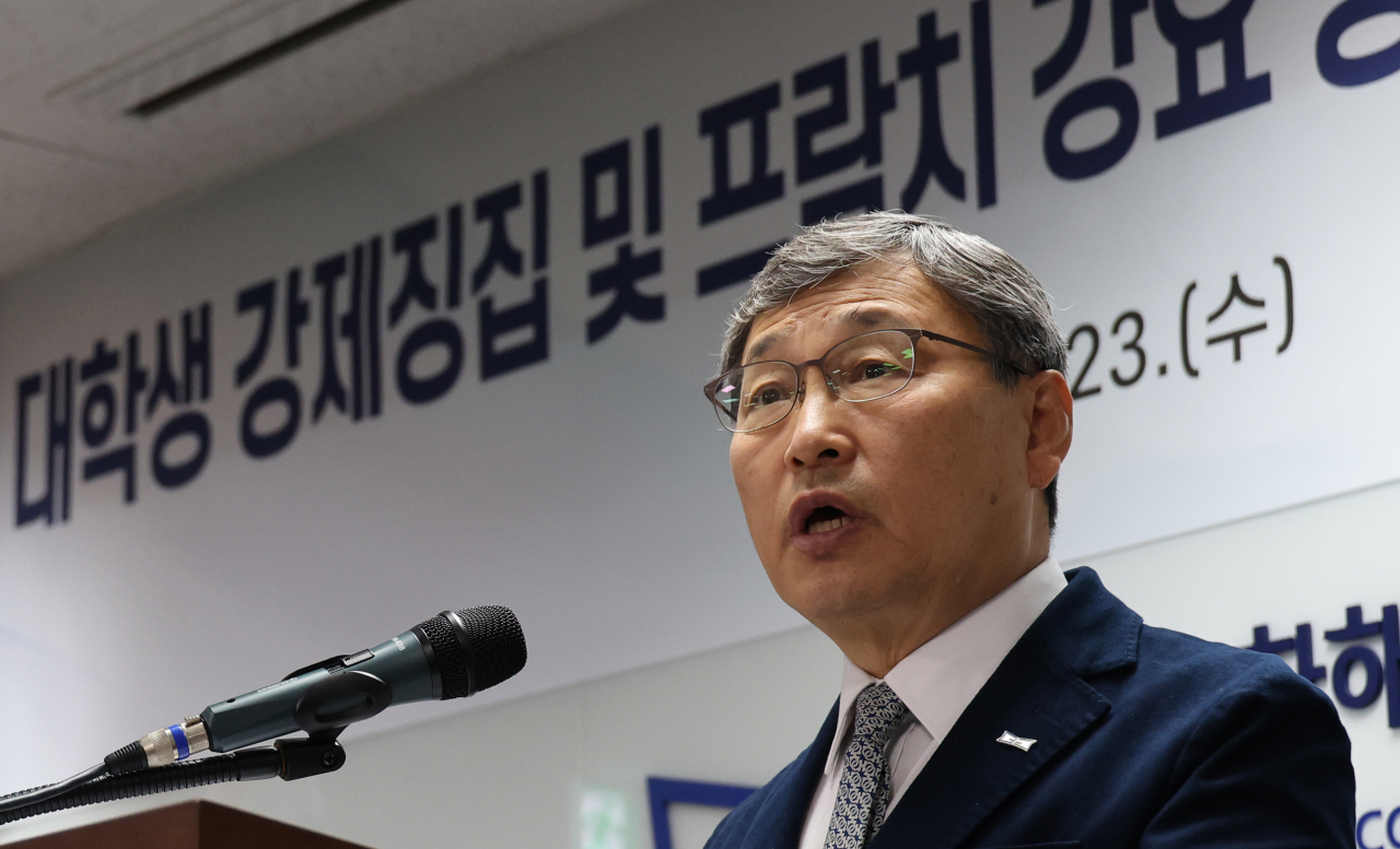지난 23일 서울 중구 진실화해위원회에서 정근식 위원장이 '대학생 강제징집 및 프락치 강요 공작사건 진실규명' 기자회견을 하고 있다. [연합]