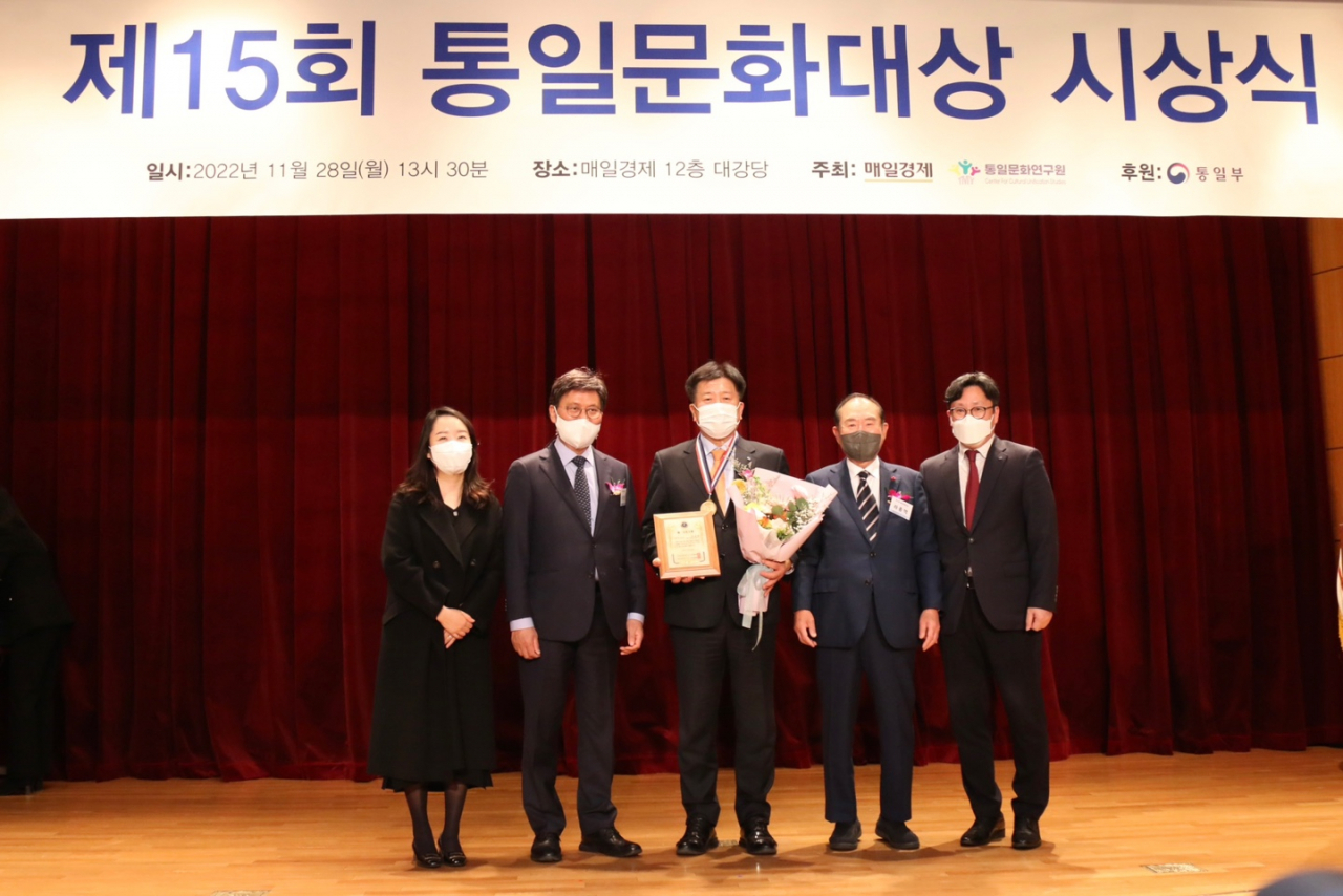 DGB생명 김성한 대표이사(가운데)가 지난 28일 매일경제 미디어센터에서 열린 제15회 통일문화대상 시상식에서 다문화인 교육봉사 부문 대상을 수상하고 기념사진을 촬영하고 있다. [DGB생명 제공]