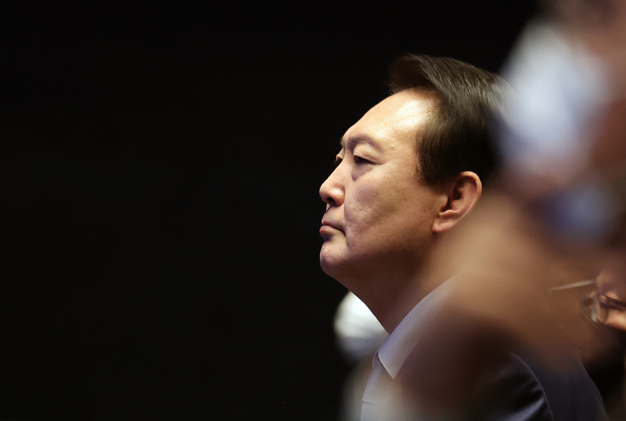 윤석열 대통령이 지난해 11월 28일 서울 서초구 반포동 JW메리어트 호텔 서울에서 열린 미래 우주 경제 로드맵 선포식에서 영상을 시청하고 있다. [연합]