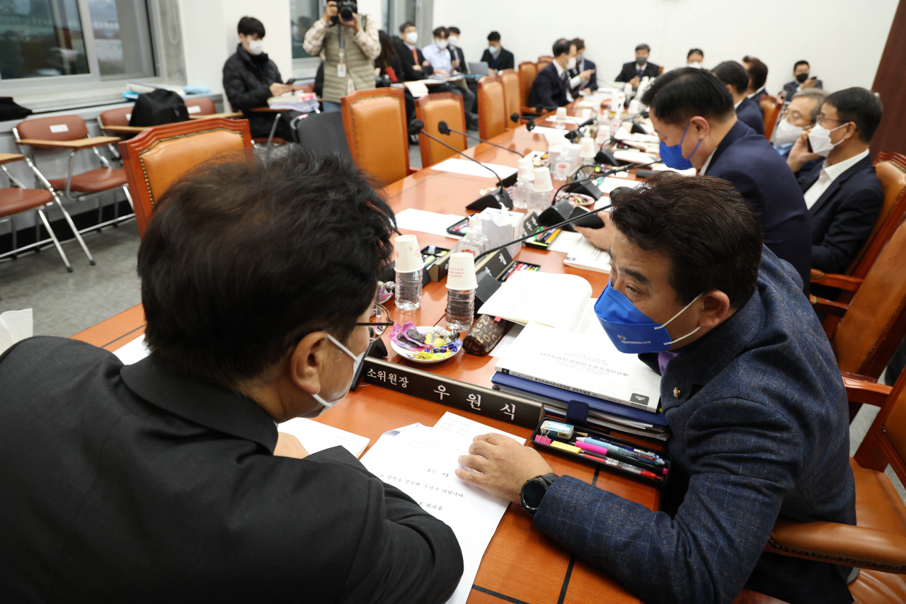 28일 오전 국회에서 열린 예산결산특별위원회 예산안등조정소위원회에서 국민의힘 의원들이 불참한 가운데 더불어민주당 의원들이 국무조정실 등 정무위 소관 예산안을 심의하고 있다. [연합]