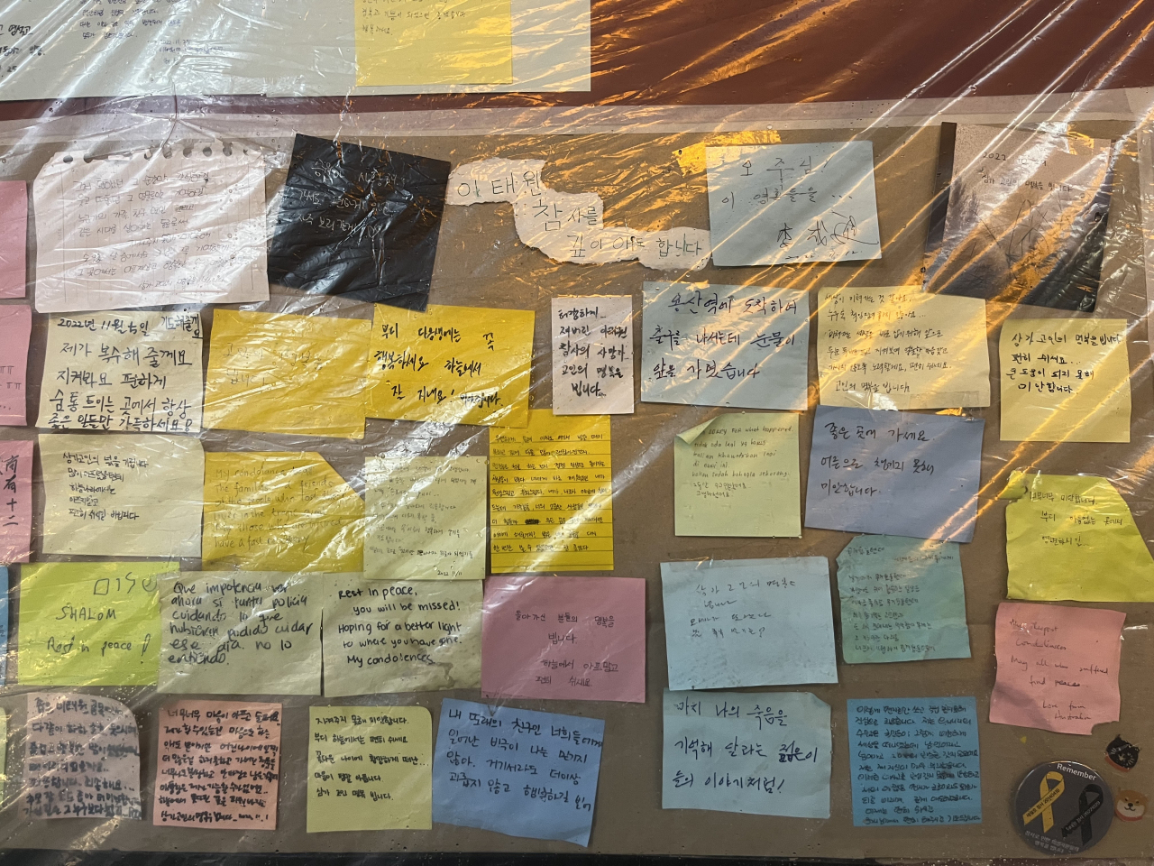 지난 28일 저녁 서울 용산구 이태원역에 이태원 참사 희생자를 기리는 문구들이 적혀있다. [독자 제공]