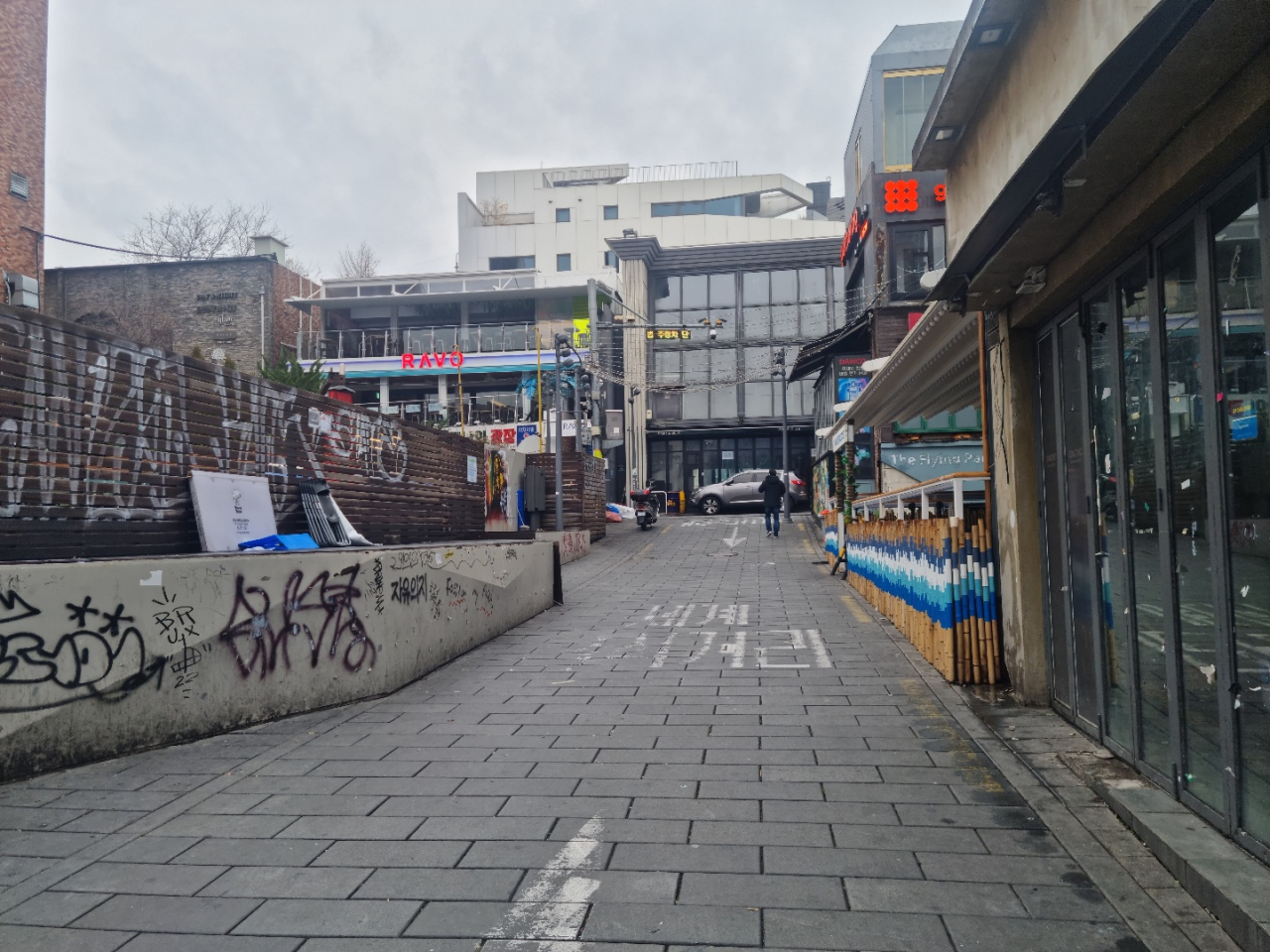29일 오전 서울 용산구 이태원역 부근 상점들. 거리에 '임대', '휴업' 문구가 붙은 가게들을 쉽게 볼 수 있다. 김빛나 기자