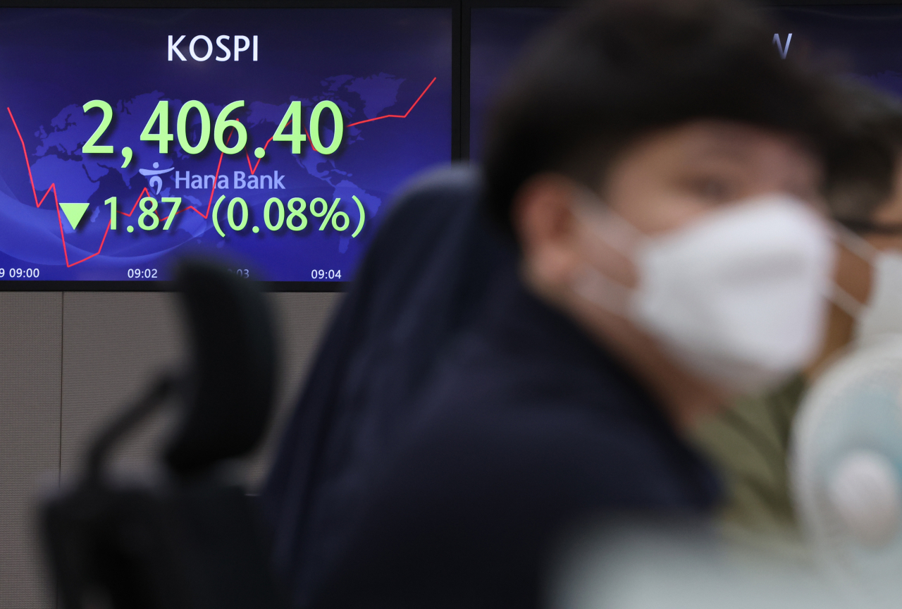 29일 명동 하나은행 본점 딜링룸 전광판에 실시간 코스피와 원달러 환율이 표시돼 있다. 연합뉴스