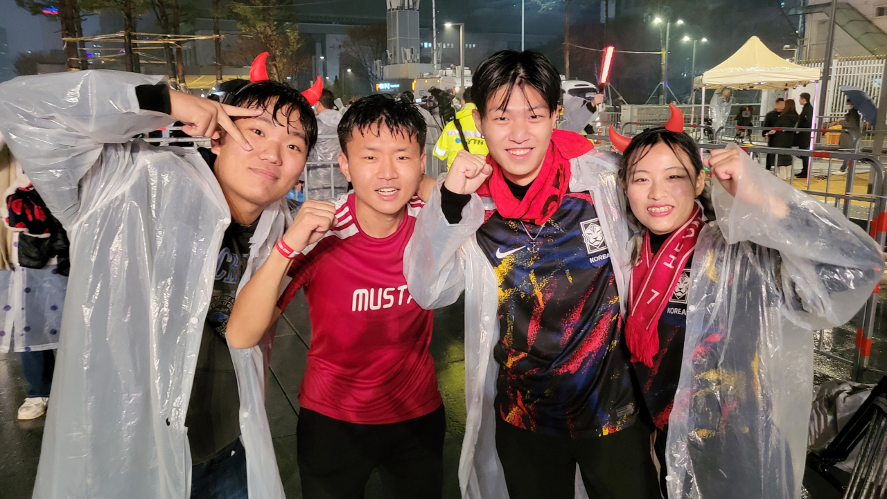 28일 밤 2022 카타르월드컵 대한민국-가나전 광화문 거리 응원에 나선 20대 오세권(왼쪽에서 두번째)씨와 안세윤(오른쪽)씨가 친구들과 함께 기념 사진을 찍고 있다. [박지영 기자/park.jiyeong@]