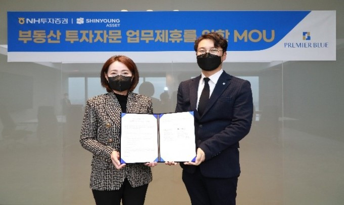 NH투자증권은 지난 28일 본사 회의실에서 부동산투자자문 및 가업승계 컨설팅 업무 전반에 대한 업무협약(MOU)를 체결했다. 이재경(왼쪽) 프리미어 블루 본부 대표와 박희원 신영에셋 대표가 MOU 체결 후 기념 촬영하고 있다. [NH투자증권 제공]