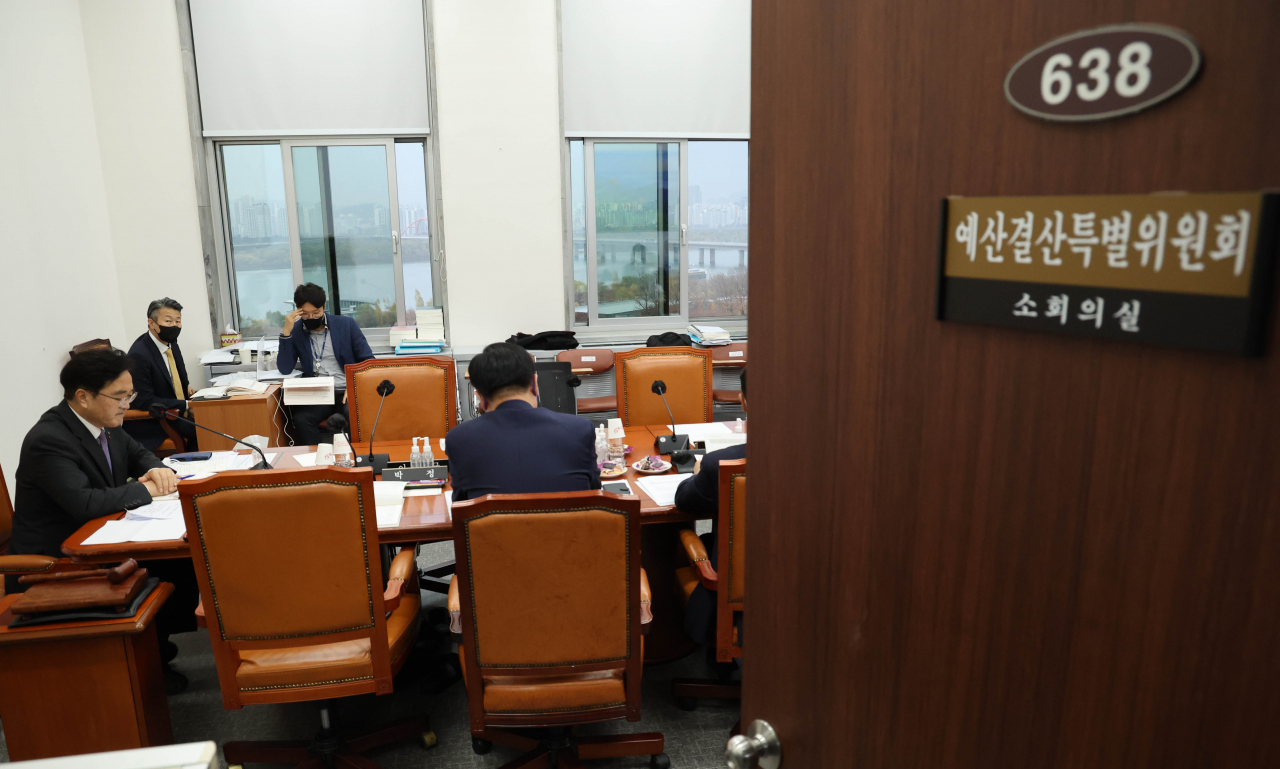 28일 오전 국회에서 열린 예산결산특별위원회 예산안등조정소위원회에서 국민의힘 의원들이 불참한 가운데 더불어민주당 의원들이 국무조정실 등 정무위 소관 예산안을 심의하고 있다. [연합]