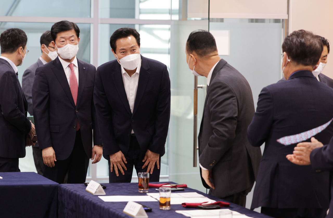 오세훈 서울시장이 28일 오후 서울시청에서 열린 서울시장-대한상공회의소 오찬간담회에서 참석자들과 인사하고 있다. [연합]