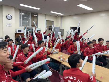 조규성 모교인 광주대축구부가 대한민국을 연호하며 열띤 응원전을 펼쳤다.