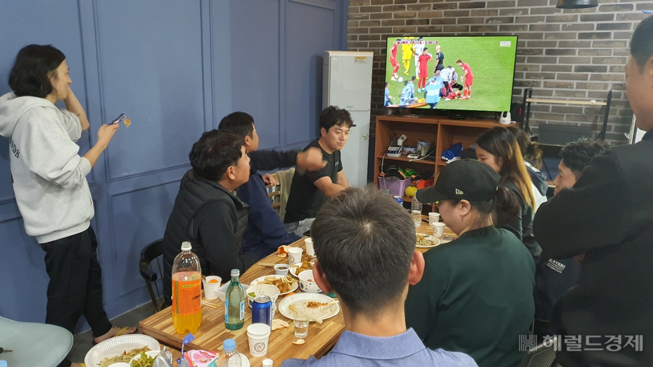 광주시민들도 삼삼오오 모여 대한민국 축구팀을 응원했다. 광주대 출신 조규성의 멀티골이 터지자 모두가 환호성을 내질렀다. 서인주 기자