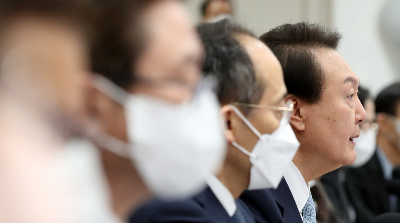 윤석열 대통령이 화물연대 집단운송거부 사태 관련 업무개시명령을 심의하기 위해 29일 서울 용산 대통령실 청사에서 열린 국무회의에 참석, 발언하고 있다. [연합]