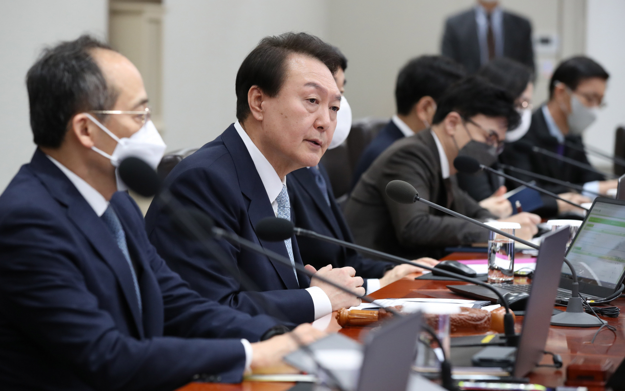 윤석열 대통령이 화물연대 집단운송거부 사태 관련 업무개시명령을 심의하기 위해 29일 서울 용산 대통령실 청사에서 열린 국무회의에 참석, 발언하고 있다. [연합]