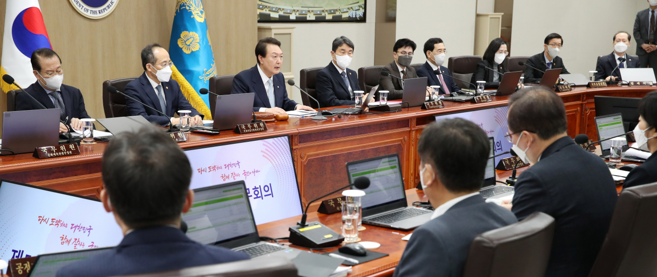 윤석열 대통령이 화물연대 집단운송거부 사태 관련 업무개시명령을 심의하기 위해 29일 서울 용산 대통령실 청사에서 열린 국무회의에 참석, 발언하고 있다. [연합]