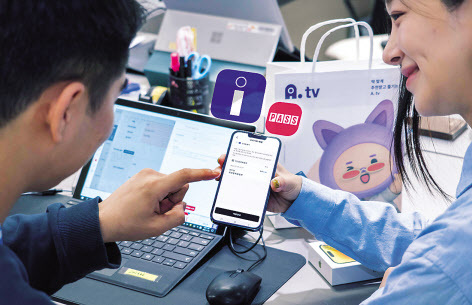 SK텔레콤은 전국 약 3000곳의 SK텔레콤 대리점에서 구비서류 제출 시 모바일 전자증명서로 대체할 수 있는 서비스를 개시했다고 29일 밝혔다. 사진은 SKT 모델이 대리점에서 모바일 전자증명서 사용을 홍보하는 모습. [SK텔레콤 제공]