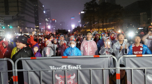 28일 밤 2022 카타르월드컵 대한민국-가나전 광화문 거리 응원단이 후반전 득점 찬스를 놓치자 아쉬워 하고 있다. [박지영 기자/park.jiyeong@]