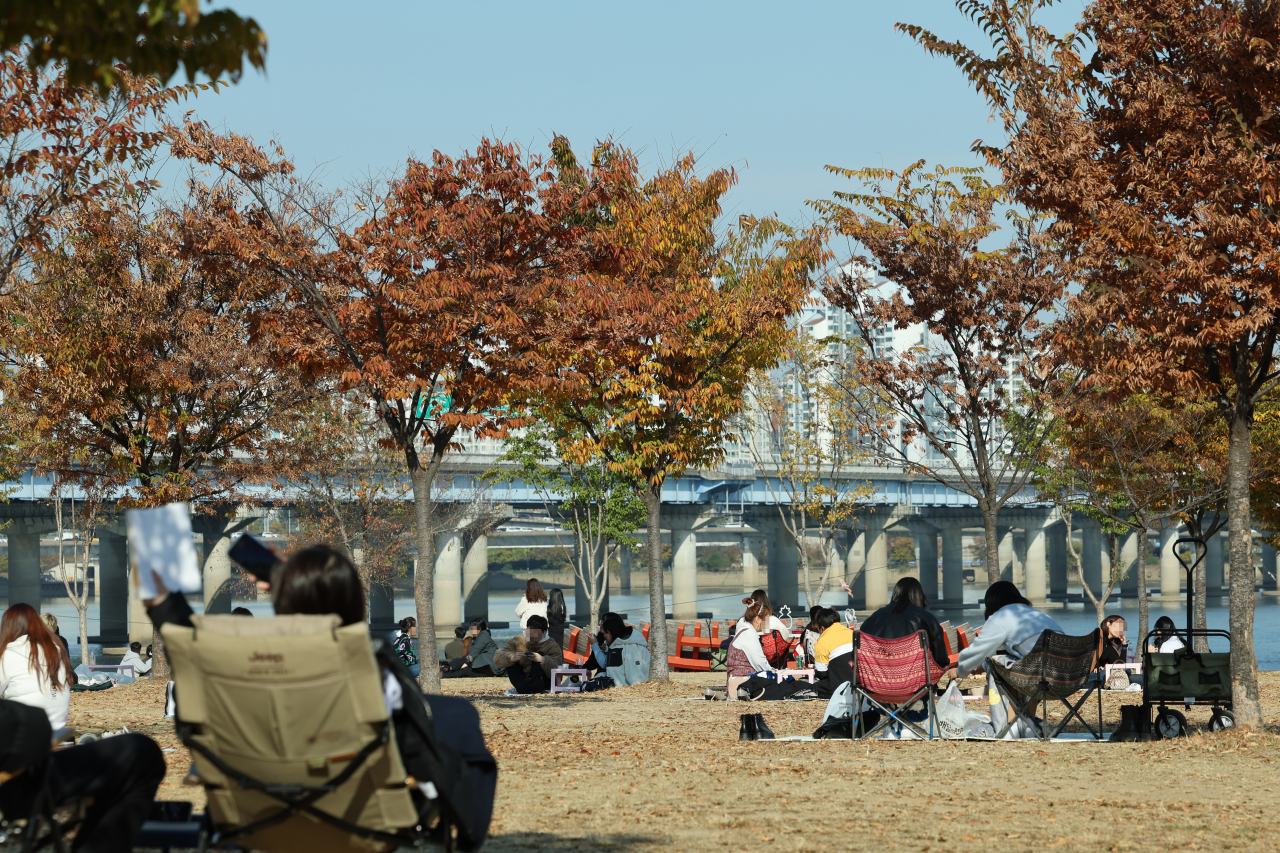 서울 여의도 한강공원을 찾은 시민들이 나들이를 즐기고 있다. [연합]