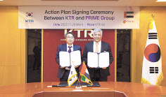 김현철(왼쪽) 한국화학융합시험연구원(KTR) 원장이 29일 경기 과천 본원에서 UAE 정부 인정기관인 프라임 그룹(PRIME Group)의 모하메드 살레 바드리 대표와 업무협약을 체결한 후 기념촬영을 하고 있다. [한국화학융합시험연구원 제공]