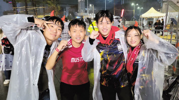 28일 밤 2022 카타르월드컵 대한민국-가나전 광화문 거리 응원이 나선 20대 오세권(왼쪽 두번째)씨와 안세윤(맨 오른쪽)씨가 친구들과 함께 기념 사진을 찍고 있다. 박지영 기자