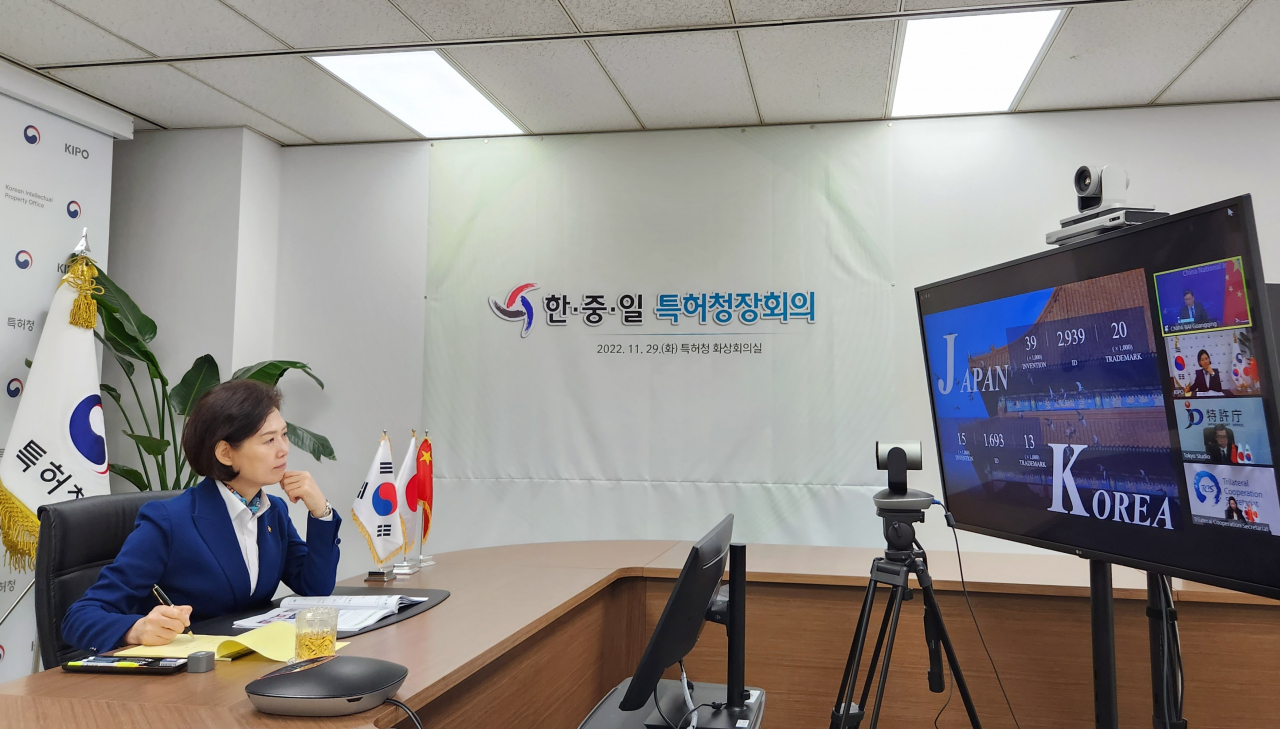 인인실 특허청장이 29일 화상으로 열린 제 22회 한중일 특허청장회의에서 ‘3국간 지식재산 협력 및 발전방향’에 논의하고 있다.
