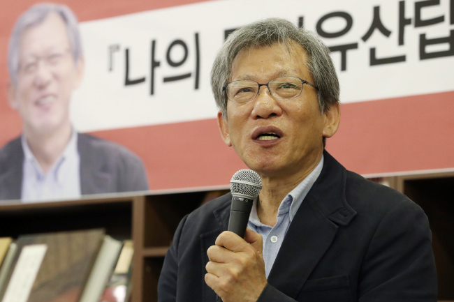 ‘나의 문화유산답사기’ 중국판 출간 기념 기자간담회에서 저자 유홍준 교수가 책 소개를 하고 있다. 2019.4.24.[연합]
