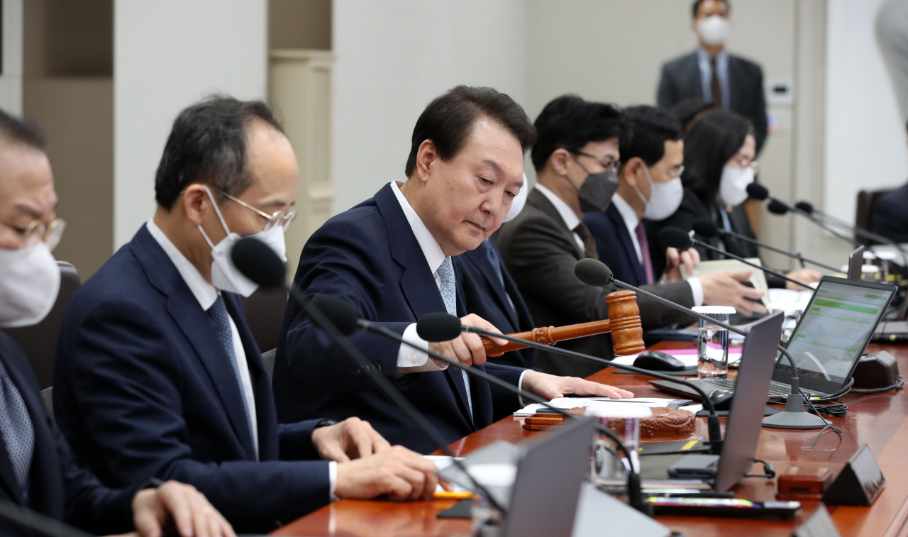 민주노총 공공운수노동조합 화물연대본부의 총파업이 엿새째에 접어든 29일 오전 윤석열 대통령이 용산 대통령실에서 정부 대응을 논의하기위한 국무회의를 주재하고 있다. 이날 국무회의에선 화물노조 집단운송 거부 사태와 관련한 산업계의 피해 상황을 진단하고 정부의 업무개시명령을 발동했다. [연합]