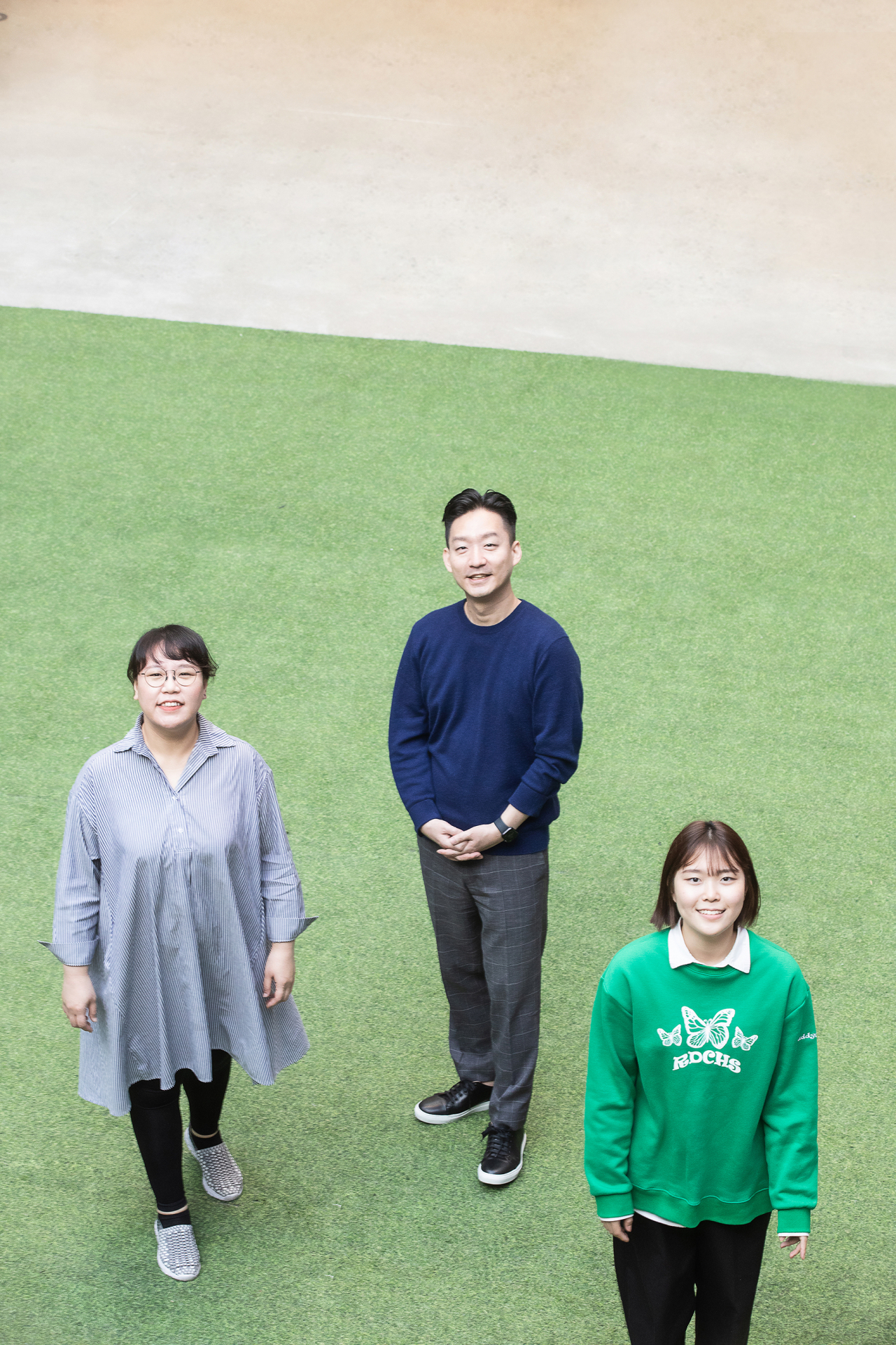 올해로 12년째를 맞은 ‘꿈의 오케스트라’는 ‘음악교육’을 통해 청소년을 건강한 사회인으로 키워온 베네수엘라의 ‘엘 시스테마’ 철학을 바탕으로 한다. 꿈의 오케스트라 평창의 장한솔(가운데) 음악감독, 황효주(왼쪽) 강사는 “아이들은 꿈의 오케스트라가 일군, 살아있는 결과이다. 가장 값진 성취”라고 말했다. [한국문화예술교육진흥원 제공]