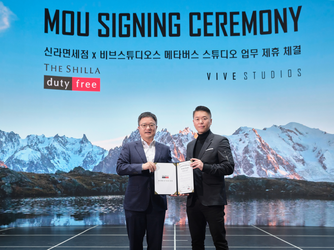 신라면세점이 28일 메타버스 콘텐츠 아트테크 기업인 비브스튜디오스와 ‘메타버스 스튜디오 구축’을 위한 업무협약을 체결했다고. 김세규 협약식 체결후 비브스튜디오스 대표와 호텔신라 TR부문장 김태호 부사장(사진 왼쪽)이 기념촬영을 하고 있다. [신라면세점 제공]