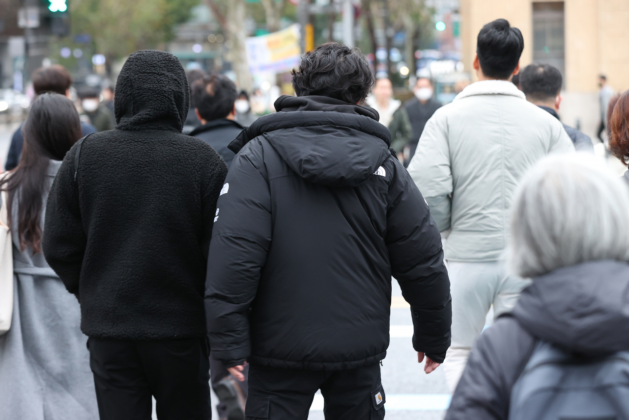 낮 기온이 전날보다 5도가량 낮아질 것으로 예보된 29일 오전 광화문네거리에서 시민들이 횡단보도를 건너고 있다. [연합]