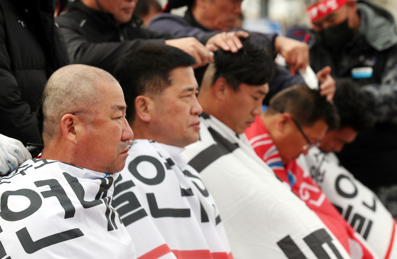 29일 오전 인천시 연수구 인천 신항 선광신컨테이너터미널 앞에서 화물연대 인천지역본부 간부들이 삭발하며 파업 투쟁 의지를 다지고 있다. [연합]