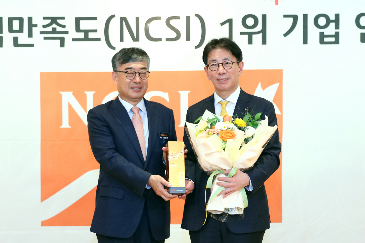 29일 서울 중구 롯데호텔에서 열린 ‘2022년도 국가고객만족도(NCSI) 1위 기업 인증식’에서 이재근 KB국민은행장(오른쪽)과 안완기 한국생산성본부 회장이 기념촬영을 하고 있다.[KB국민은행 제공]