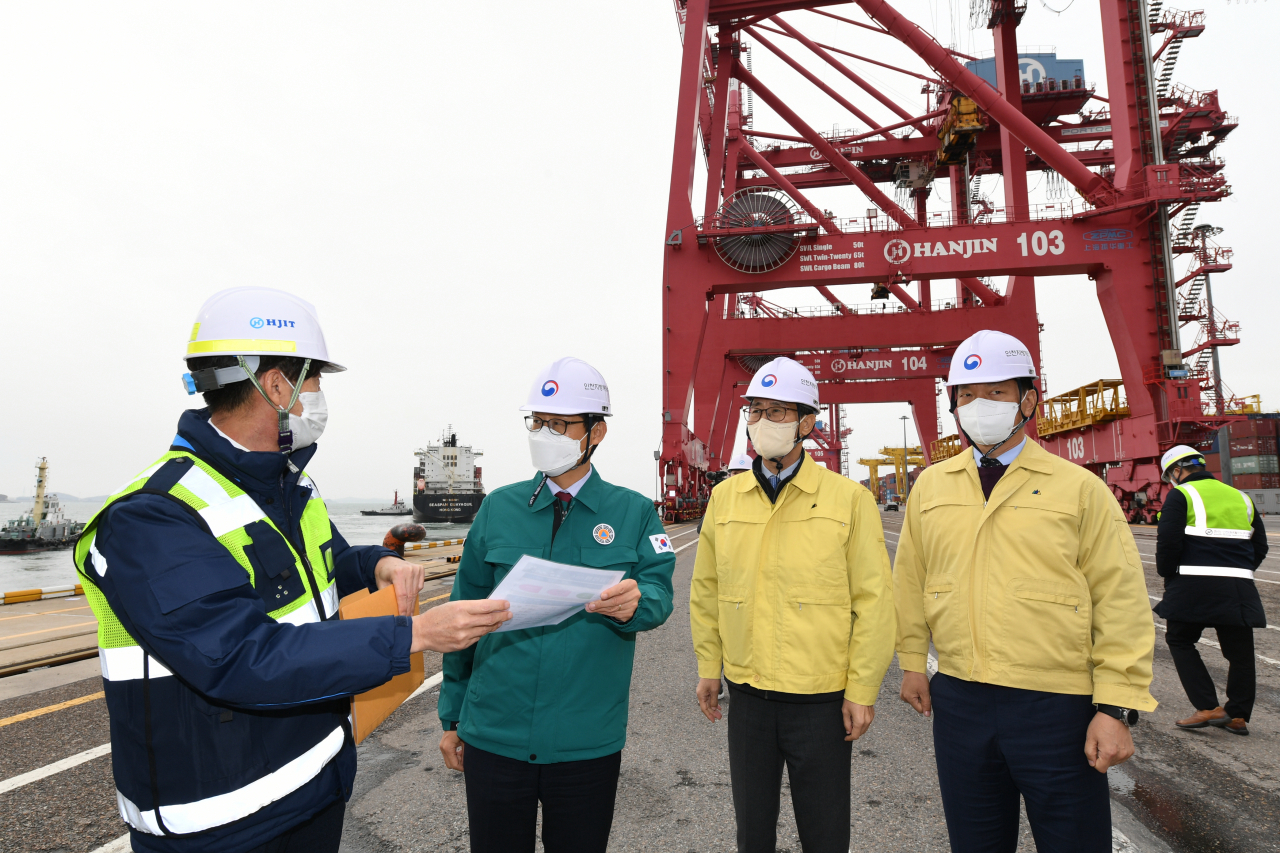 송상근 해수차관, 인천신항 화물연대 파업 여파 현장점검 - 헤럴드경제