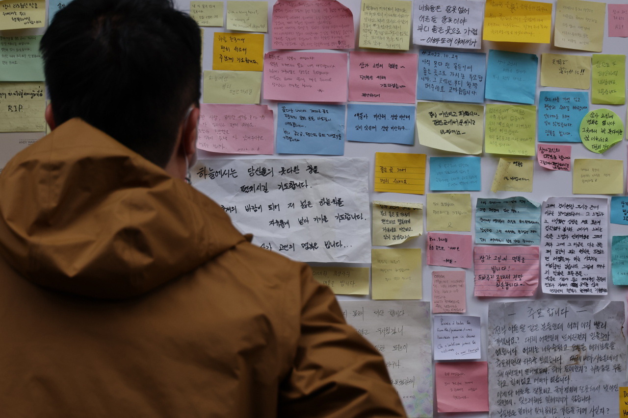 28일 참사 한 달여가 지난 이태원 사고 현장 모습. [연합]