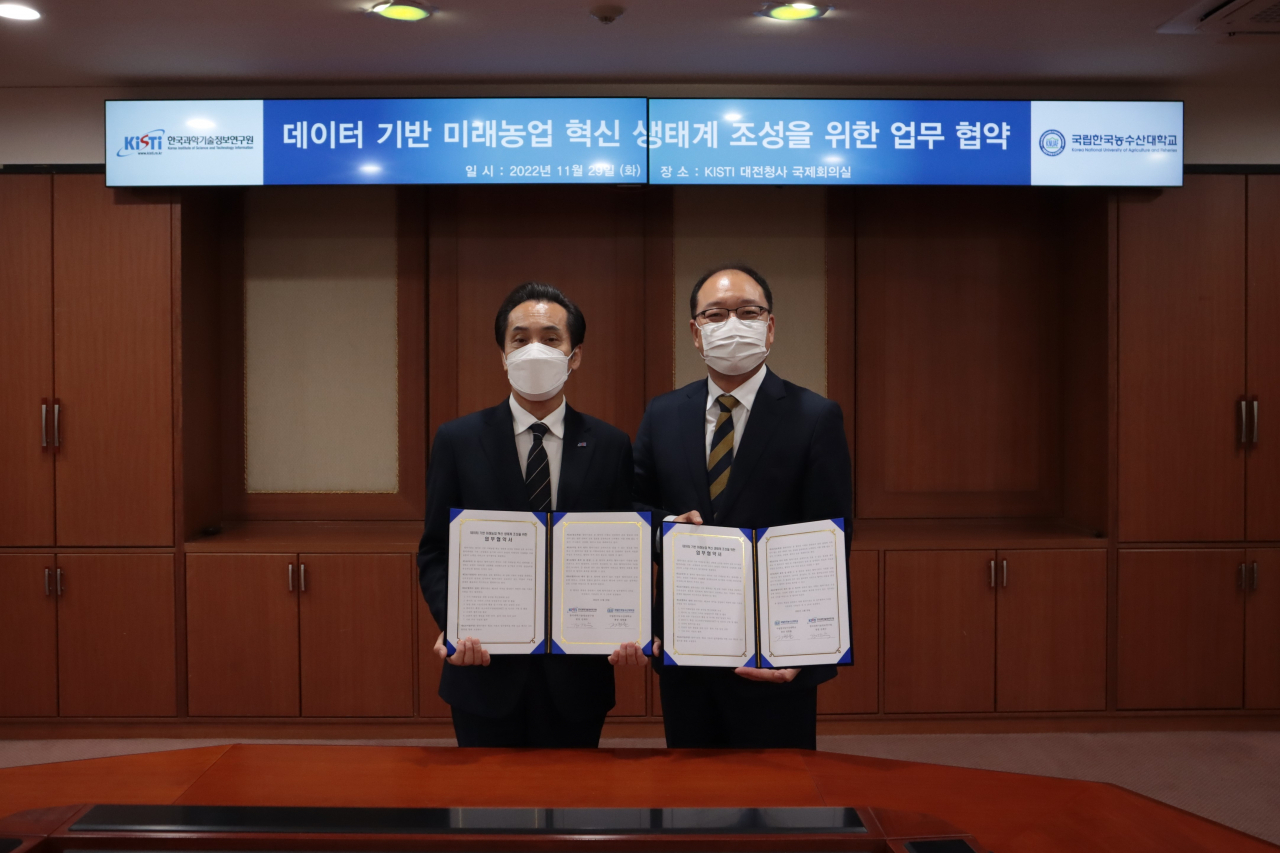 김재수(왼쪽) KISTI 원장과 정현출 한농대 총장이 데이터 기반 미래농업 생태계 조성을 위한 KISTI-한농대 업무협약을 체결하고 있다.[KISTI 제공]