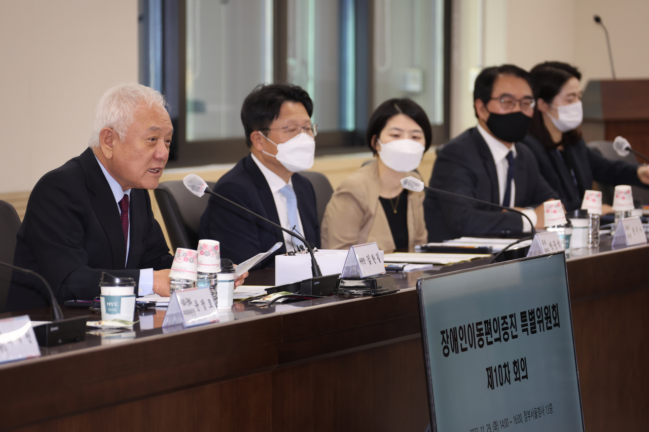 김한길 대통령직속 국민통합위원회 위원장이 29일 정부서울청사에서 열린 국민통합위 산하 ‘장애인이동편의증진 특위’ 제10차 회의를 주재하며 발언하고 있다. [연합]