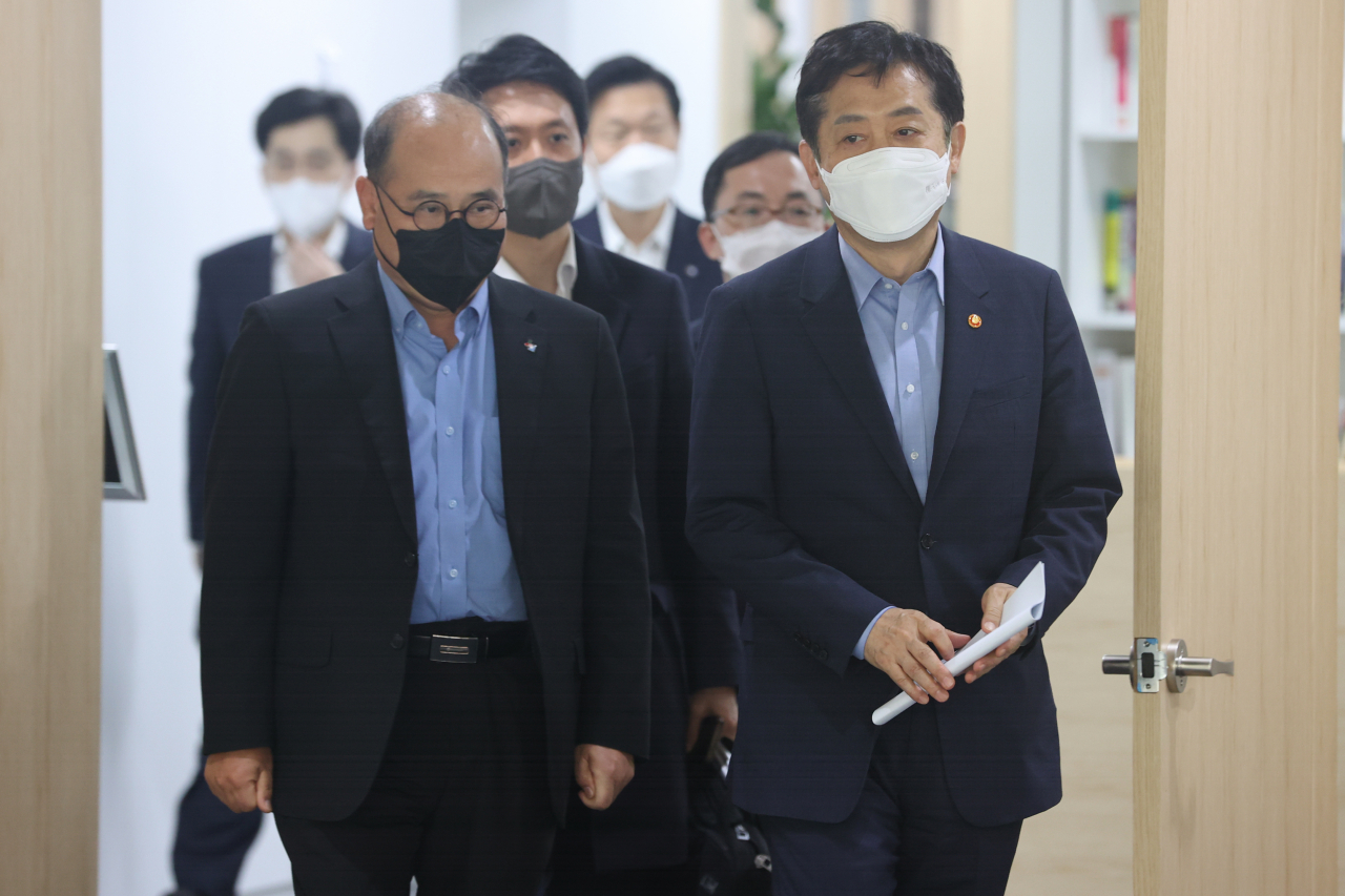 김주현 금융위원장이 29일 오후 서울 중구 서민금융진흥원에서 열린 금융위원회 2030 자문단 출범식 참석을 위해 이동하고 있다. [연합]