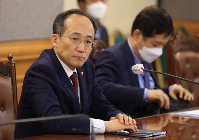 지난 28일 오전 서울 중구 은행회관에서 열린 비상거시경제 금융회의에서 추경호 경제부총리 겸 기획재정부 장관이 잠시 생각에 잠겨 있다. [연합]
