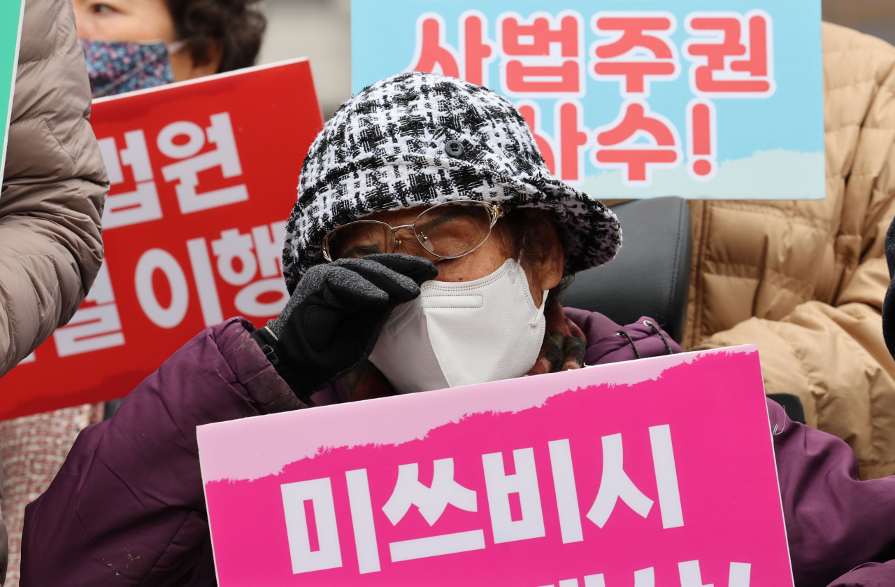 29일 서울 서초구 대법원 앞에서 열린 미쓰비시 강제동원 대법원 판결 4년 기자회견에서 미쓰비시중공업 근로정신대 강제동원 피해자인 양금덕 할머니가 눈가를 만지고 있다. [연합]
