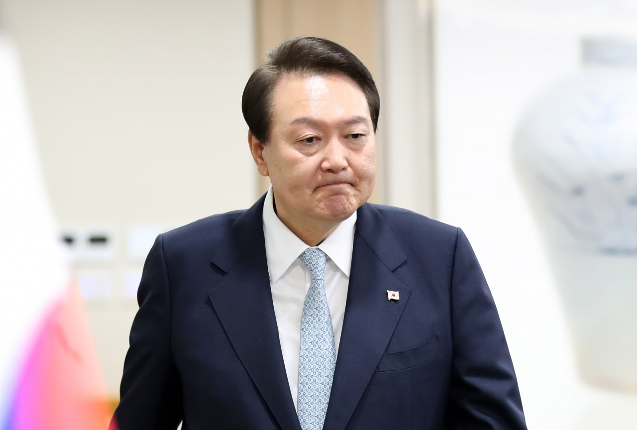 윤석열 대통령이 화물연대 집단운송거부 사태 관련 업무개시명령을 심의하기 위해 29일 서울 용산 대통령실 청사에서 열린 국무회의에 입장하고 있다. [연합]